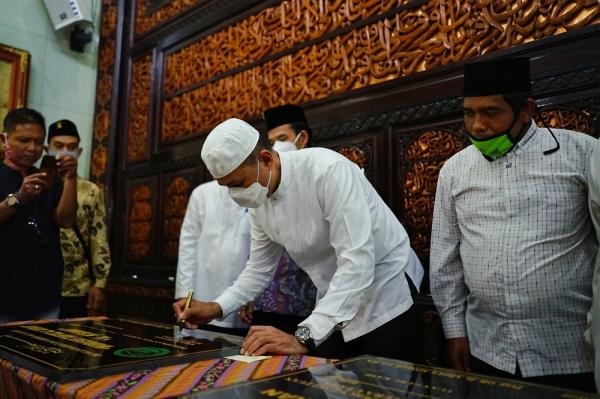  Wagub Musa Rajekshah dan UAS Teken Prasasti Pembangunan Masjid dan Rumah Tahfizh